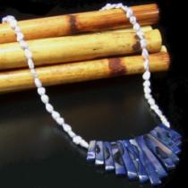 Perlmutt und Perlen in blau-blau - Kette 